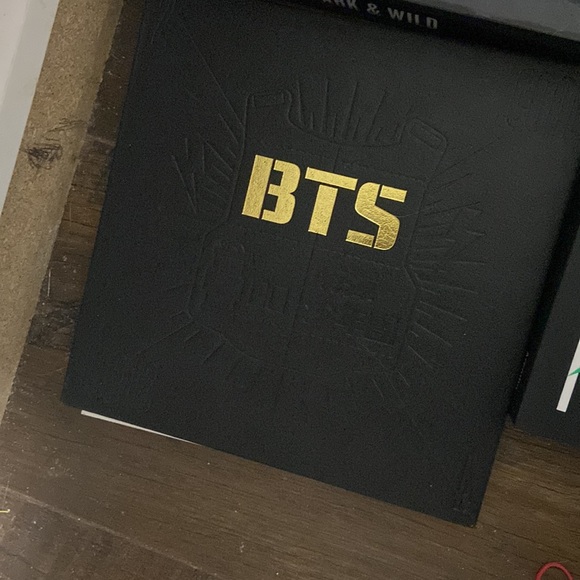 7 kpop albums 3 bts 2 txt 2 itzy - Picture 4 of 7